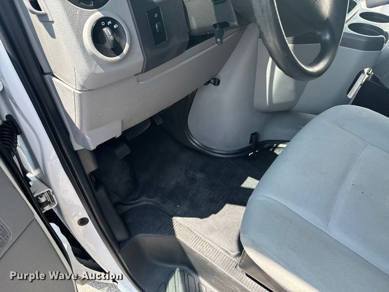 image for item DX1008 2016 Ford ECONOLINE box truck