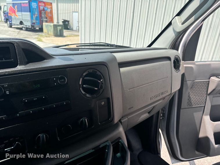 image for item DX1008 2016 Ford ECONOLINE box truck