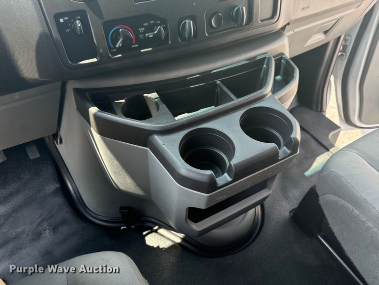 image for item DX1008 2016 Ford ECONOLINE box truck