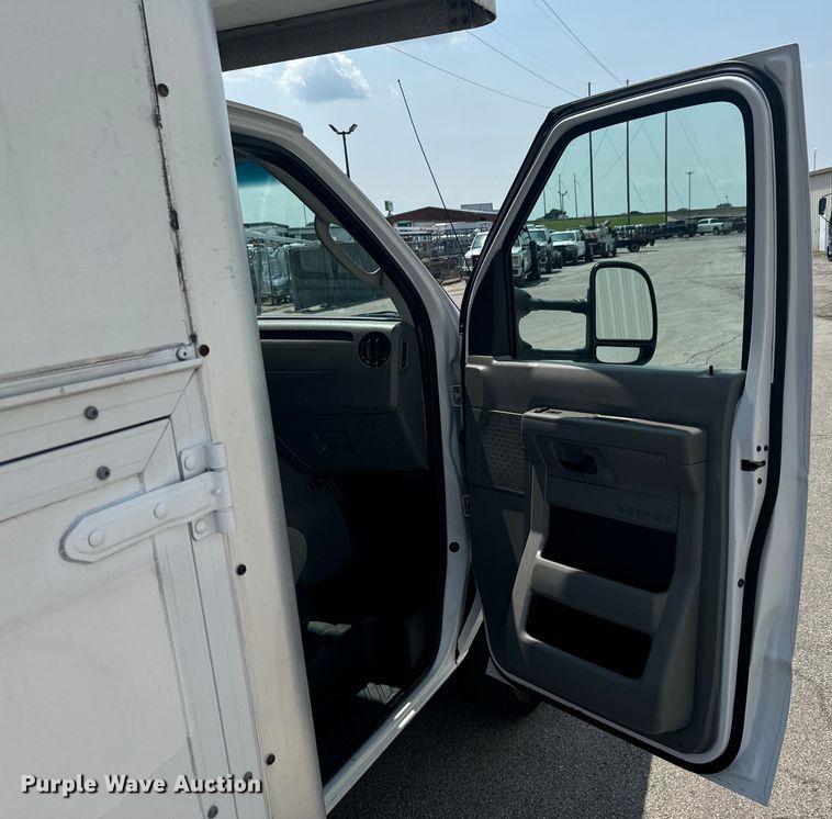 image for item DX1008 2016 Ford ECONOLINE box truck