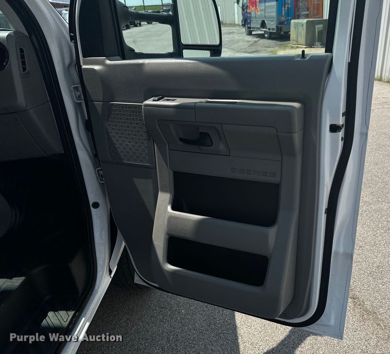 image for item DX1008 2016 Ford ECONOLINE box truck