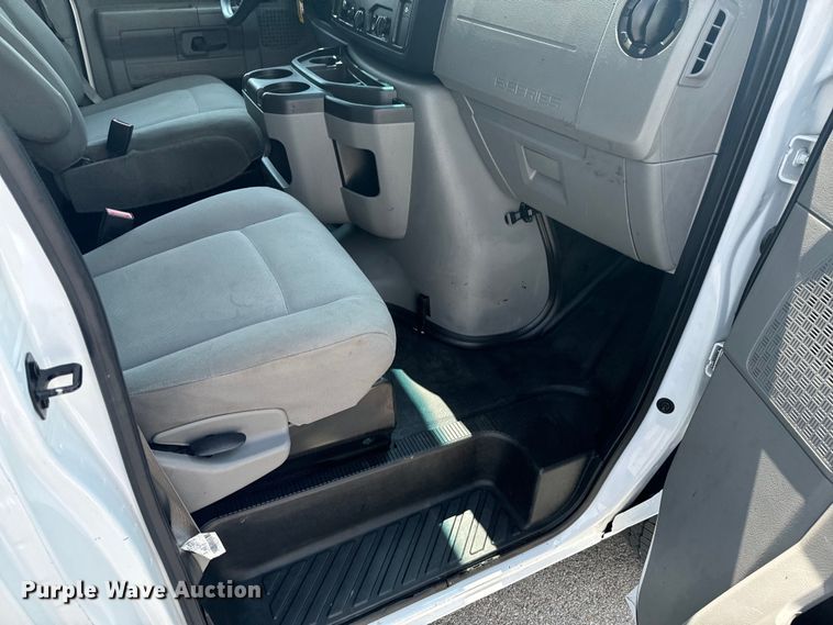 image for item DX1008 2016 Ford ECONOLINE box truck