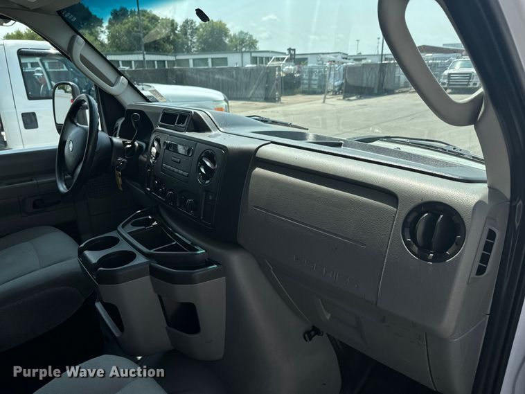 image for item DX1008 2016 Ford ECONOLINE box truck