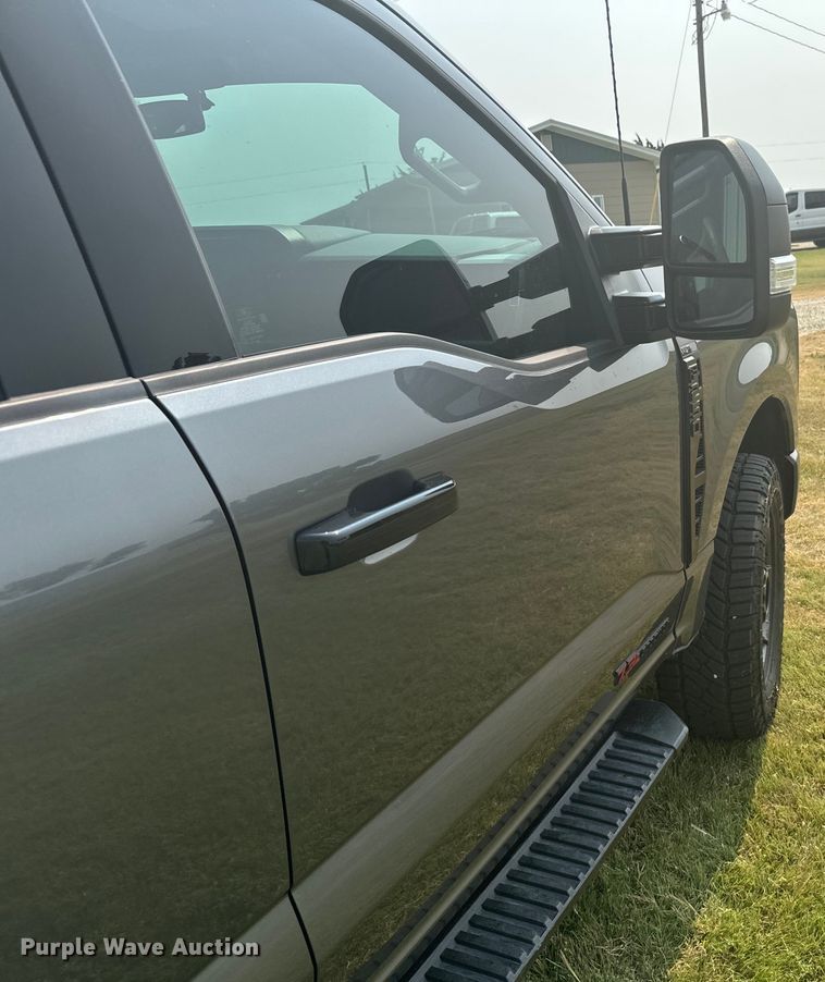 image for item DX3484 2023 Ford F250 Super Duty XLT Crew Cab pickup truck