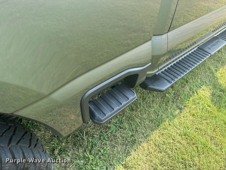 image for item DX3484 2023 Ford F250 Super Duty XLT Crew Cab pickup truck
