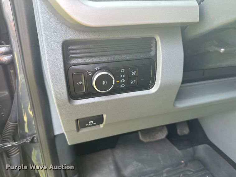 image for item DX3484 2023 Ford F250 Super Duty XLT Crew Cab pickup truck