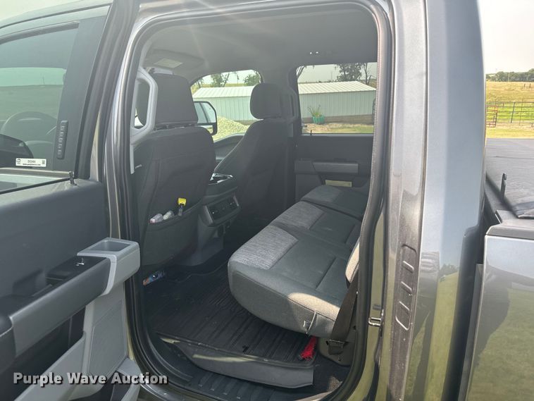 image for item DX3484 2023 Ford F250 Super Duty XLT Crew Cab pickup truck