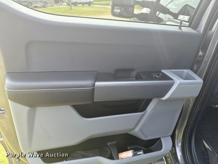 image for item DX3484 2023 Ford F250 Super Duty XLT Crew Cab pickup truck