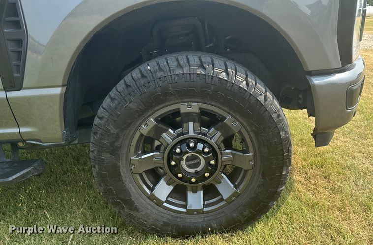 image for item DX3484 2023 Ford F250 Super Duty XLT Crew Cab pickup truck