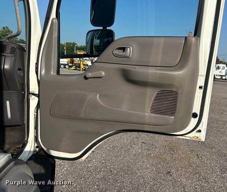 image for item EG0814 2010 International CF600 box truck