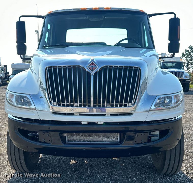 image for item EG0818 2013 International  DuraStar 4000 truck cab and chassis