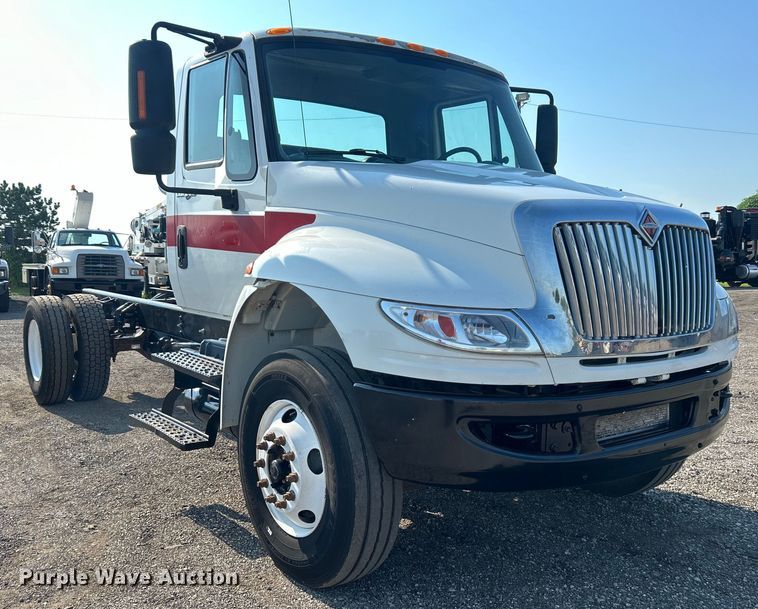 image for item EG0818 2013 International  DuraStar 4000 truck cab and chassis