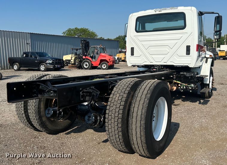 image for item EG0818 2013 International  DuraStar 4000 truck cab and chassis