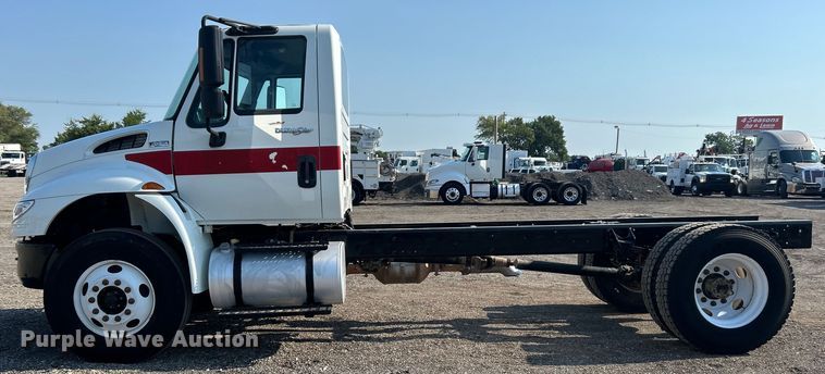 image for item EG0818 2013 International  DuraStar 4000 truck cab and chassis