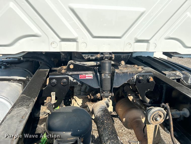 image for item EG0818 2013 International  DuraStar 4000 truck cab and chassis