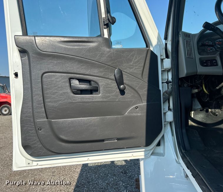 image for item EG0818 2013 International  DuraStar 4000 truck cab and chassis