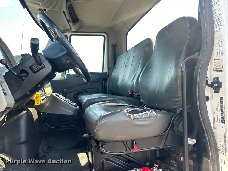 image for item EG0818 2013 International  DuraStar 4000 truck cab and chassis