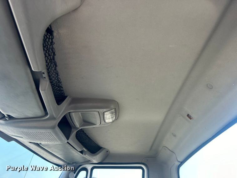 image for item EG0818 2013 International  DuraStar 4000 truck cab and chassis