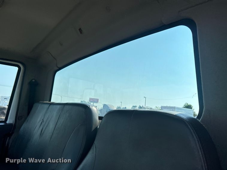 image for item EG0818 2013 International  DuraStar 4000 truck cab and chassis