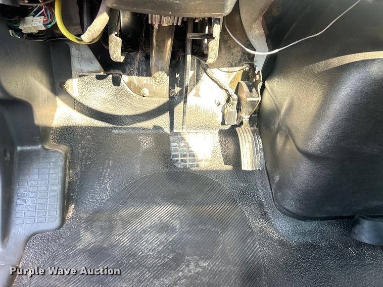 image for item EG0818 2013 International  DuraStar 4000 truck cab and chassis