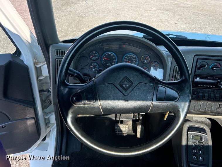 image for item EG0818 2013 International  DuraStar 4000 truck cab and chassis