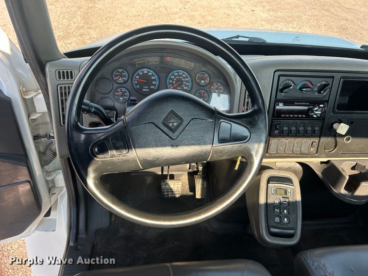 image for item EG0818 2013 International  DuraStar 4000 truck cab and chassis