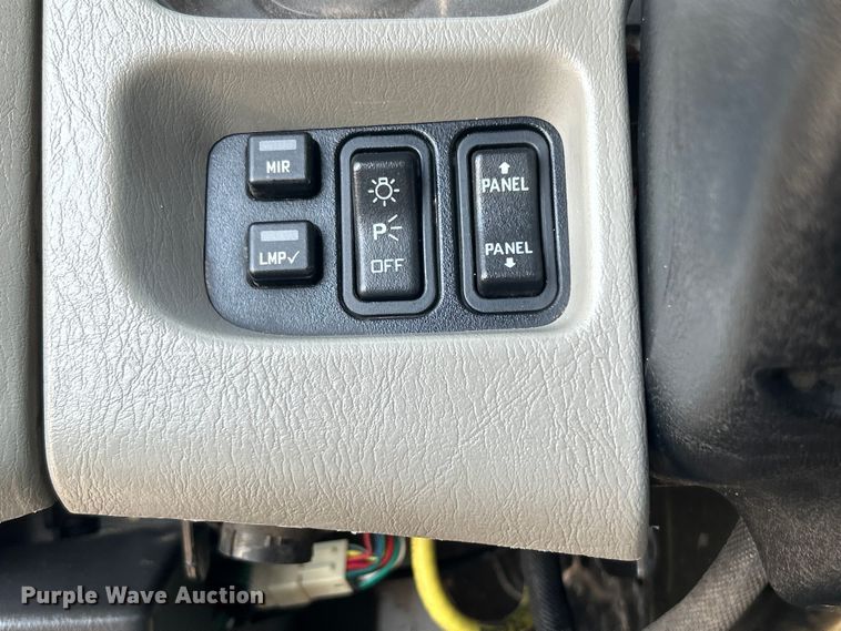 image for item EG0818 2013 International  DuraStar 4000 truck cab and chassis