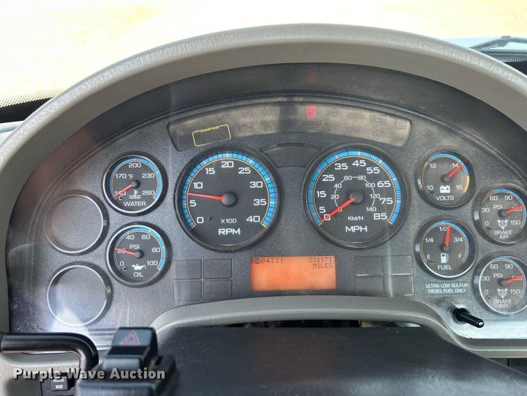 image for item EG0818 2013 International  DuraStar 4000 truck cab and chassis