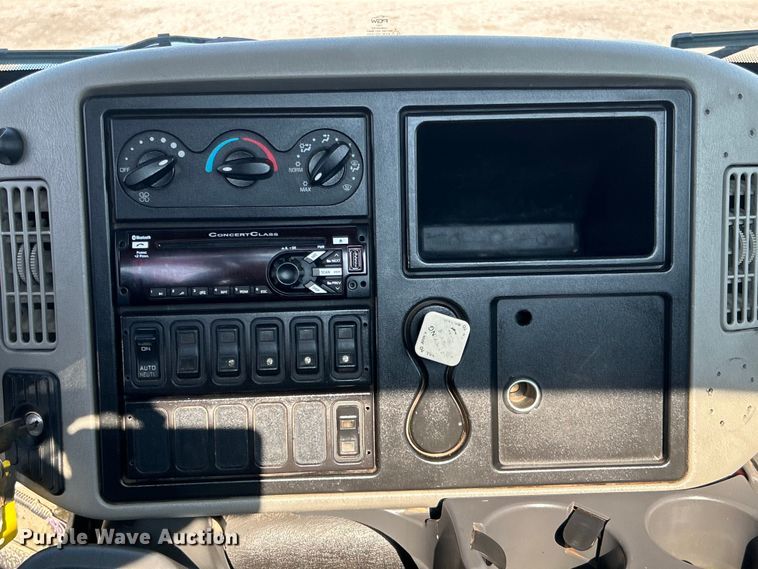 image for item EG0818 2013 International  DuraStar 4000 truck cab and chassis