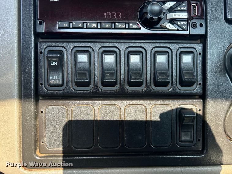 image for item EG0818 2013 International  DuraStar 4000 truck cab and chassis