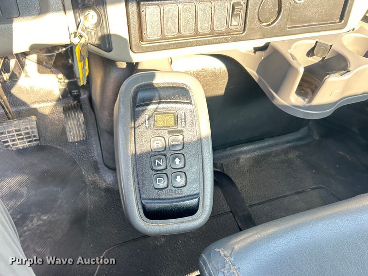 image for item EG0818 2013 International  DuraStar 4000 truck cab and chassis