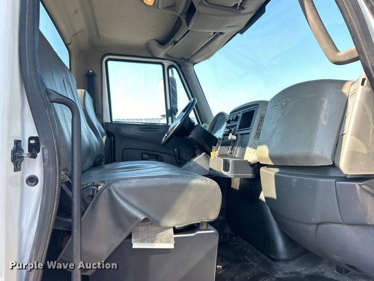 image for item EG0818 2013 International  DuraStar 4000 truck cab and chassis