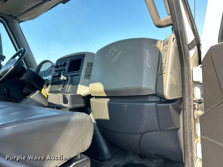 image for item EG0818 2013 International  DuraStar 4000 truck cab and chassis