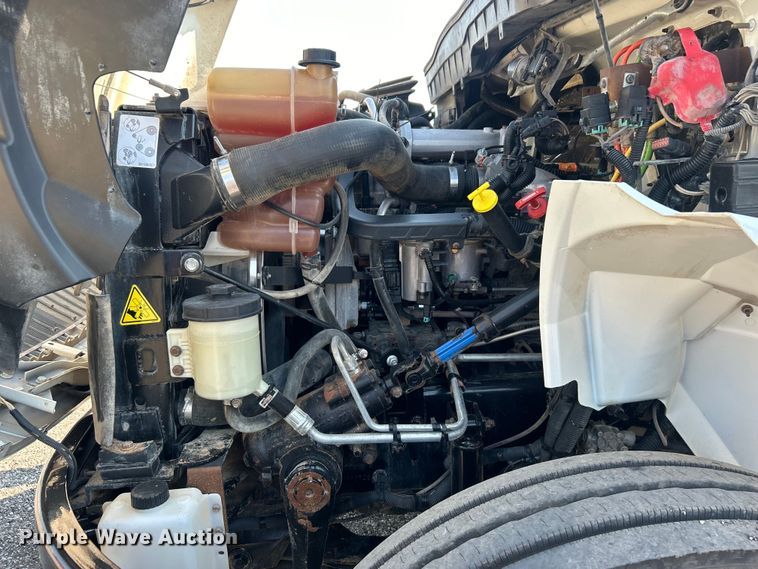 image for item EG0818 2013 International  DuraStar 4000 truck cab and chassis