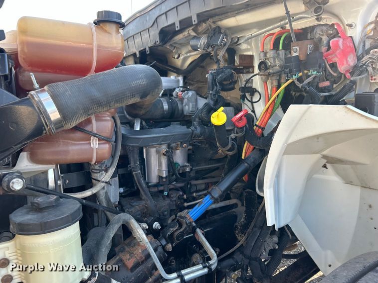 image for item EG0818 2013 International  DuraStar 4000 truck cab and chassis