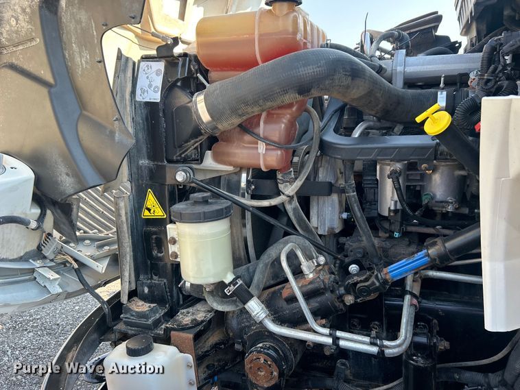 image for item EG0818 2013 International  DuraStar 4000 truck cab and chassis