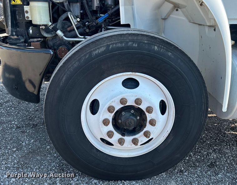 image for item EG0818 2013 International  DuraStar 4000 truck cab and chassis