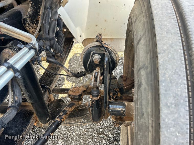 image for item EG0818 2013 International  DuraStar 4000 truck cab and chassis