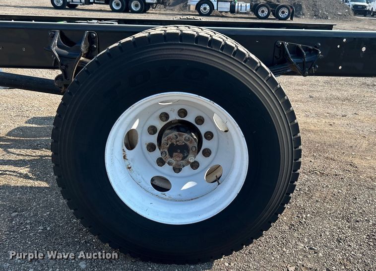 image for item EG0818 2013 International  DuraStar 4000 truck cab and chassis