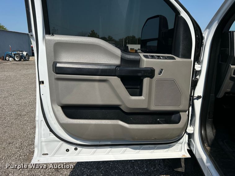 image for item EG0820 2019 Ford F550 Super Duty Crew Cab winch truck