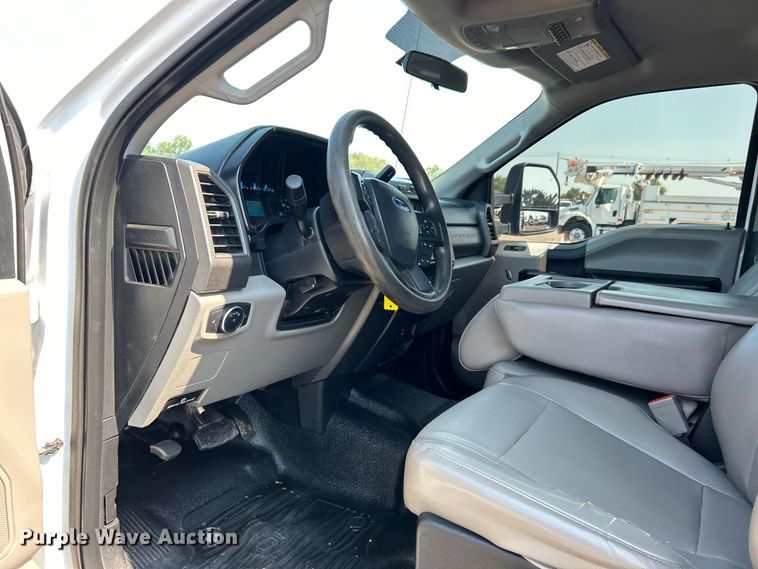 image for item EG0820 2019 Ford F550 Super Duty Crew Cab winch truck