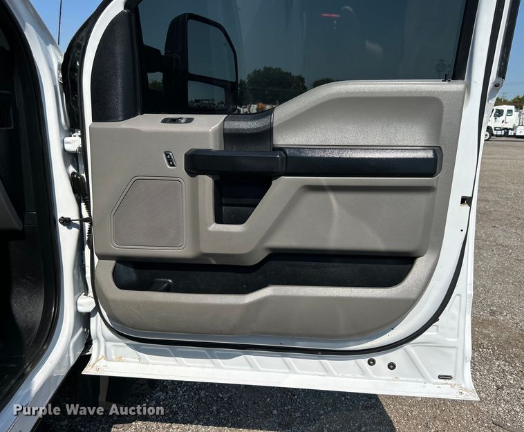 image for item EG0820 2019 Ford F550 Super Duty Crew Cab winch truck