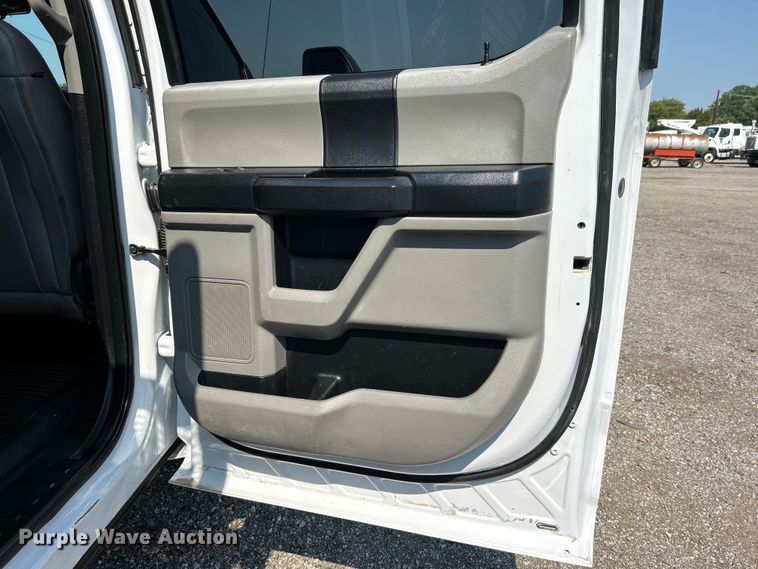 image for item EG0820 2019 Ford F550 Super Duty Crew Cab winch truck