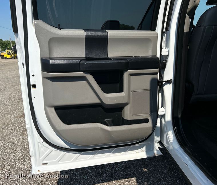 image for item EG0820 2019 Ford F550 Super Duty Crew Cab winch truck