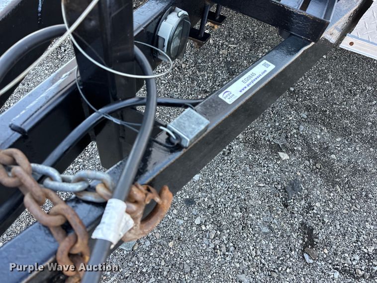 image for item EG0845 2015 United Trailers  UXT-8.518TA70 enclosed cargo trailer