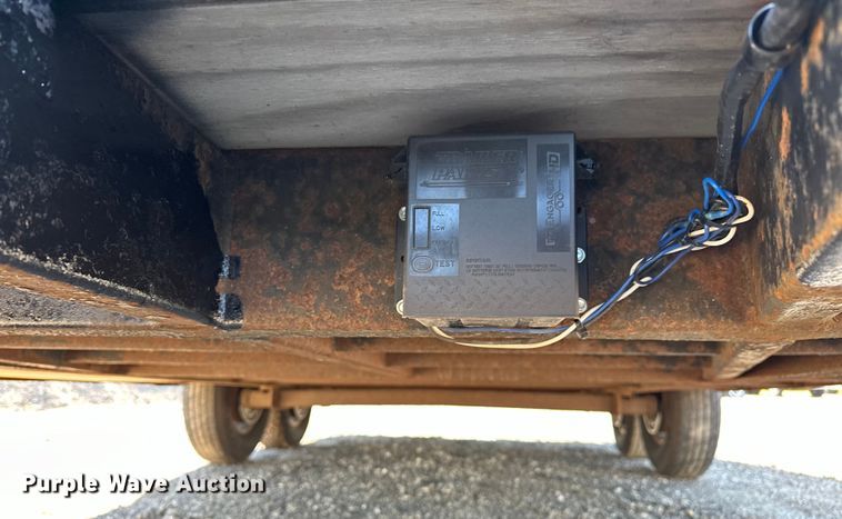 image for item EG0845 2015 United Trailers  UXT-8.518TA70 enclosed cargo trailer