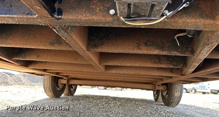 image for item EG0845 2015 United Trailers  UXT-8.518TA70 enclosed cargo trailer