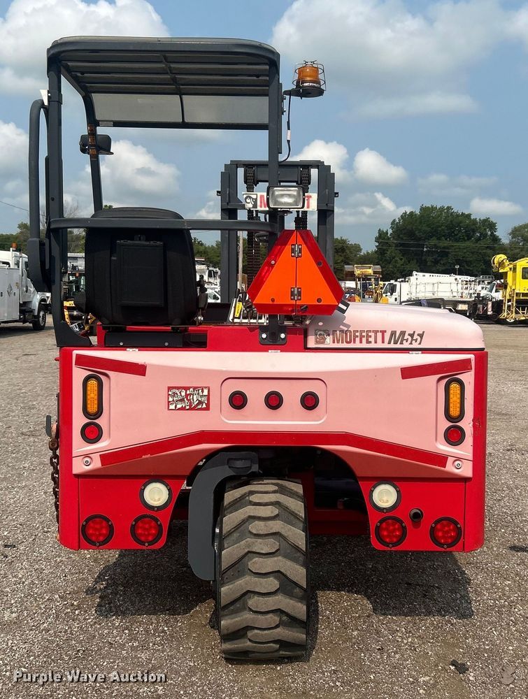 image for item EG0875 2006 Moffett M55 forklift