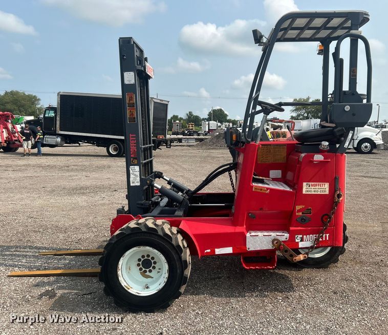 image for item EG0875 2006 Moffett M55 forklift