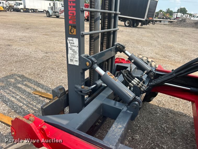 image for item EG0875 2006 Moffett M55 forklift